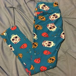 Lularoe OS sugar skull leggings.